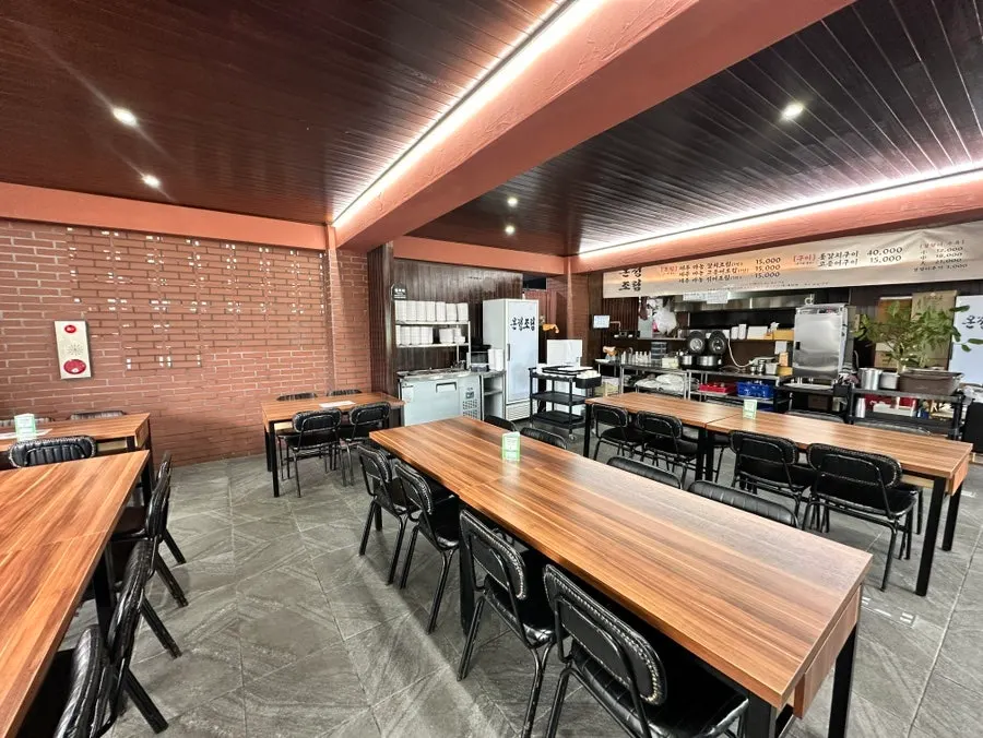 Parking space and entrance in front of the restaurant