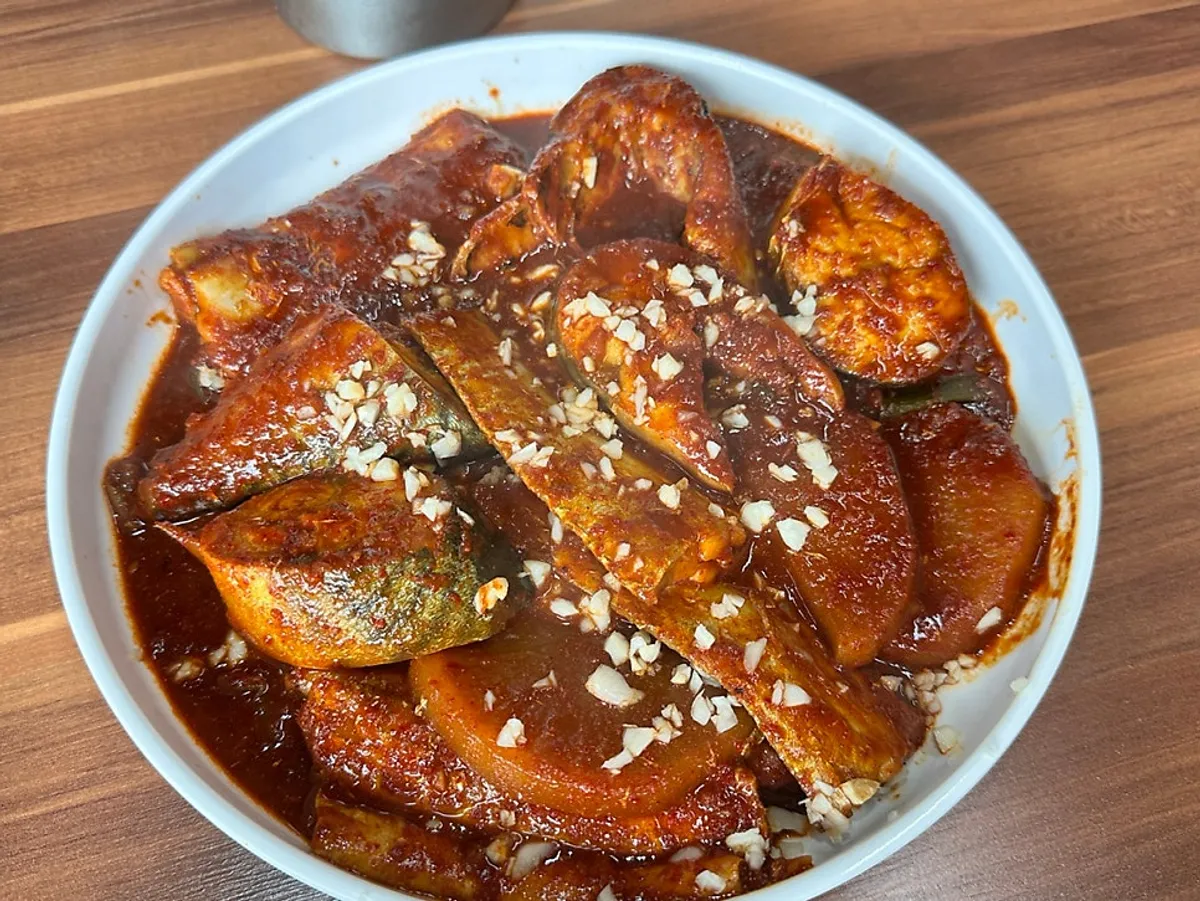 갈치와 고등어가 함께 담긴 섞어조림 2인분