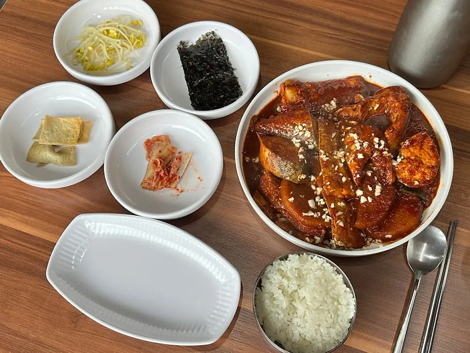 Close-up of the manong mixed jorim topped with minced garlic