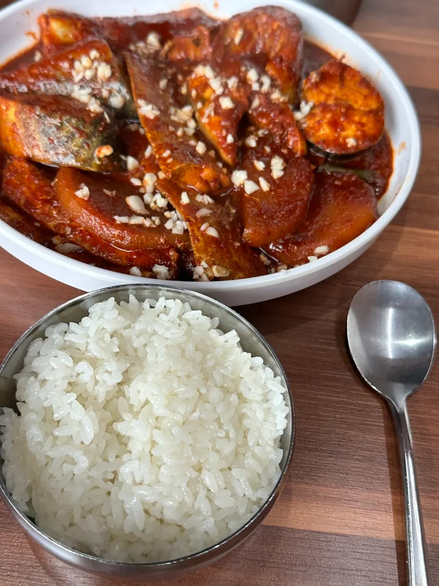 Separately ordered bowl of rice alongside the jorim spread