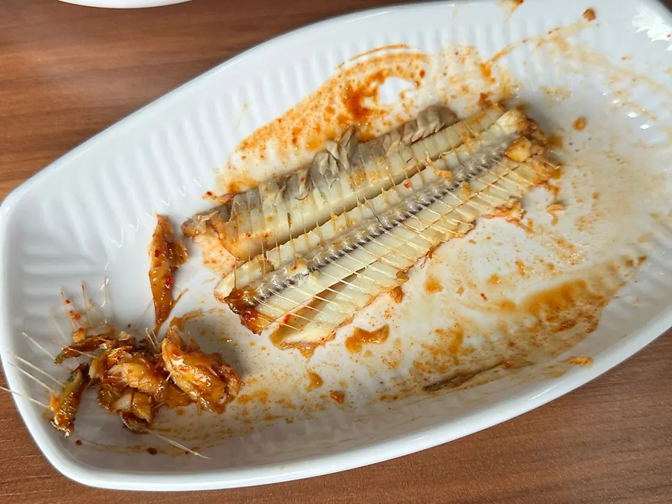 Plump mackerel flesh with spicy chili in the seasoning