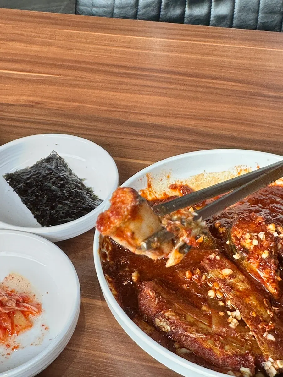 Eating the hairtail jorim together with basic side dishes