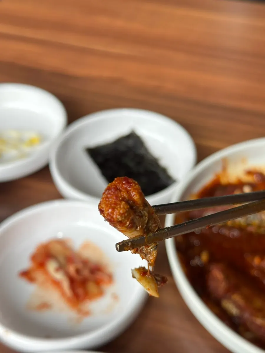 Refilled bean sprout side dish alongside the jorim spread