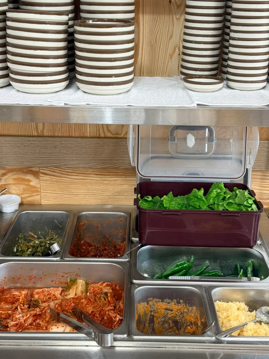 Self-serve corner for extra side dishes