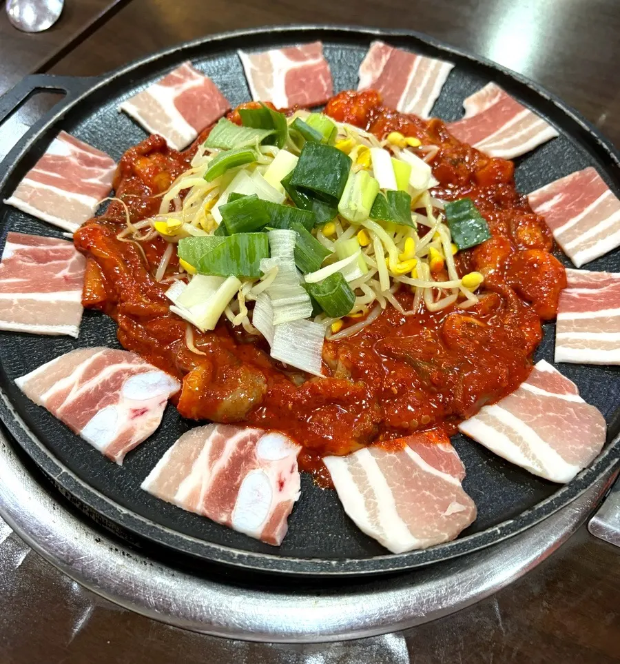 야채 쌈과 오뎅볶음 등 기본 반찬 한 상