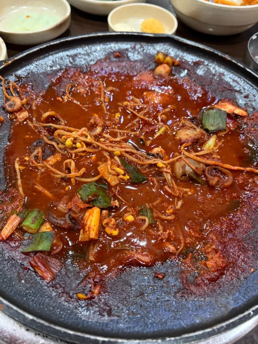철판에 올라간 쭈꾸미 삼겹살 2인분