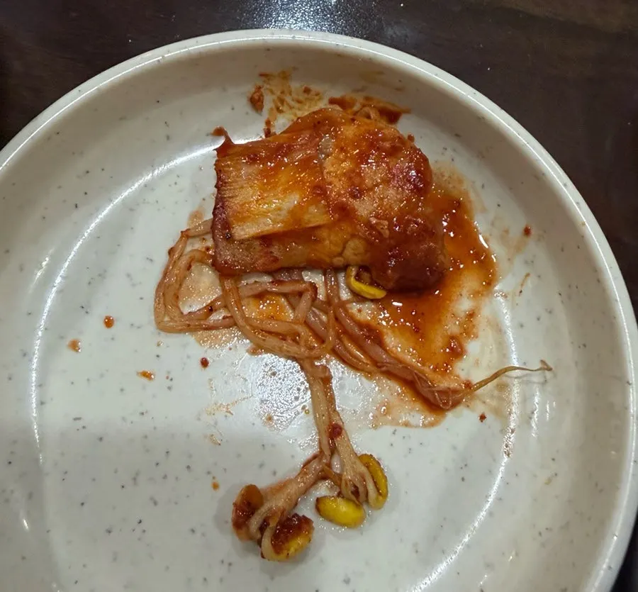 쭈삼 철판과 김치찌개가 함께 놓인 테이블