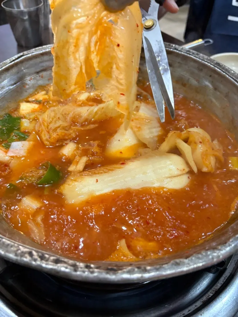 쌈 채소에 올린 쭈꾸미와 삼겹살 한 입
