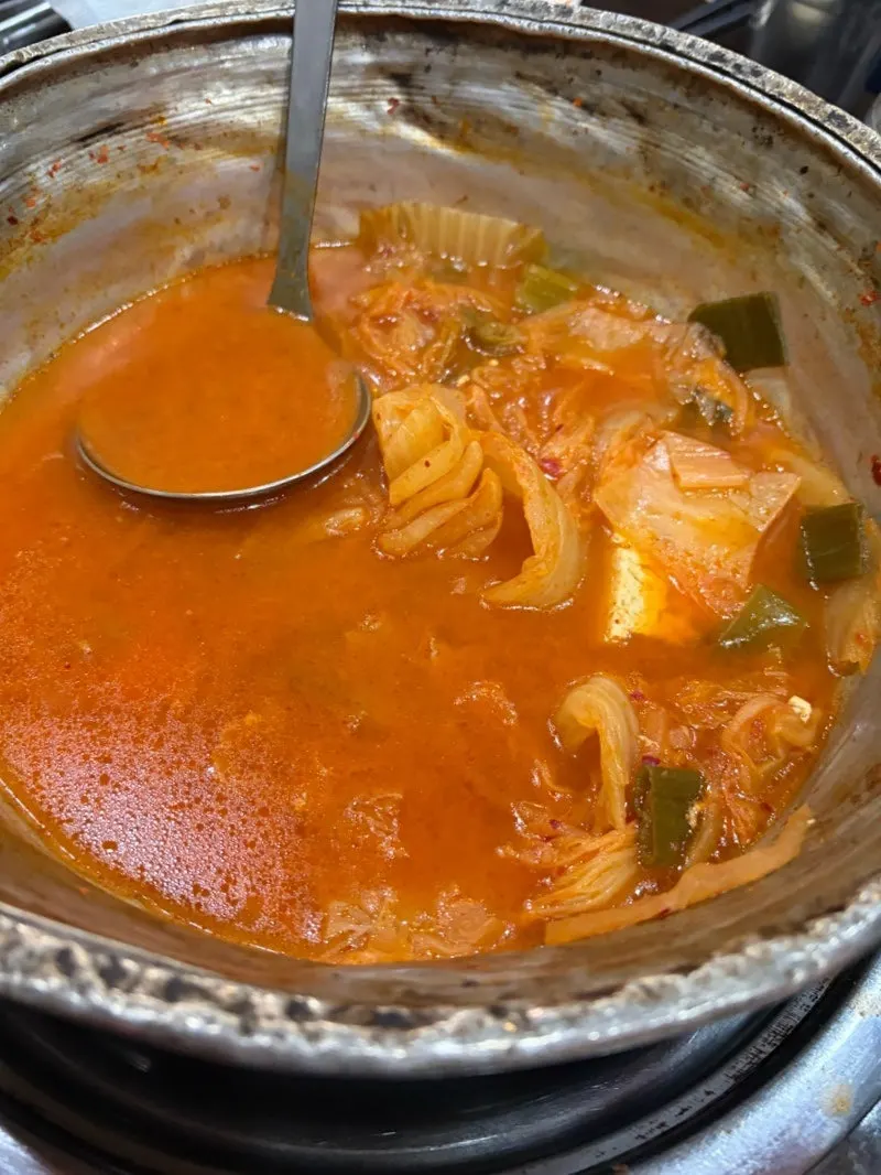 젓가락으로 집어 올린 매콤 쭈꾸미