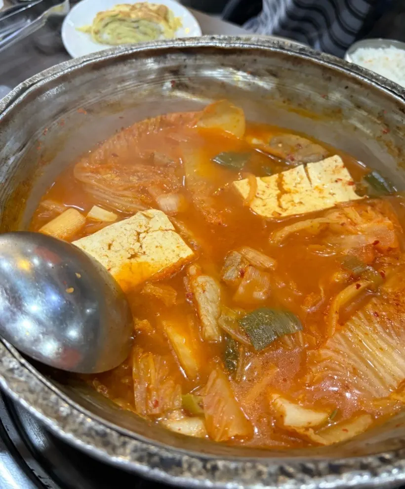 거의 비워진 쭈삼 철판과 남은 반찬