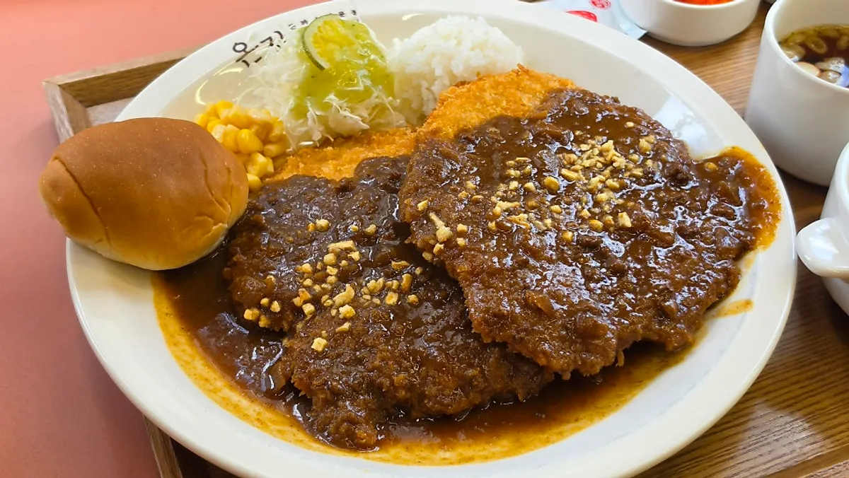 A full spread of curry pork cutlet at Onjeong Gyeongyang Sikdang, Yongsan branch