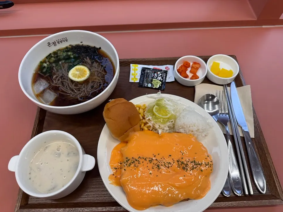 가족 손님이 많은 온정경양식당 홀