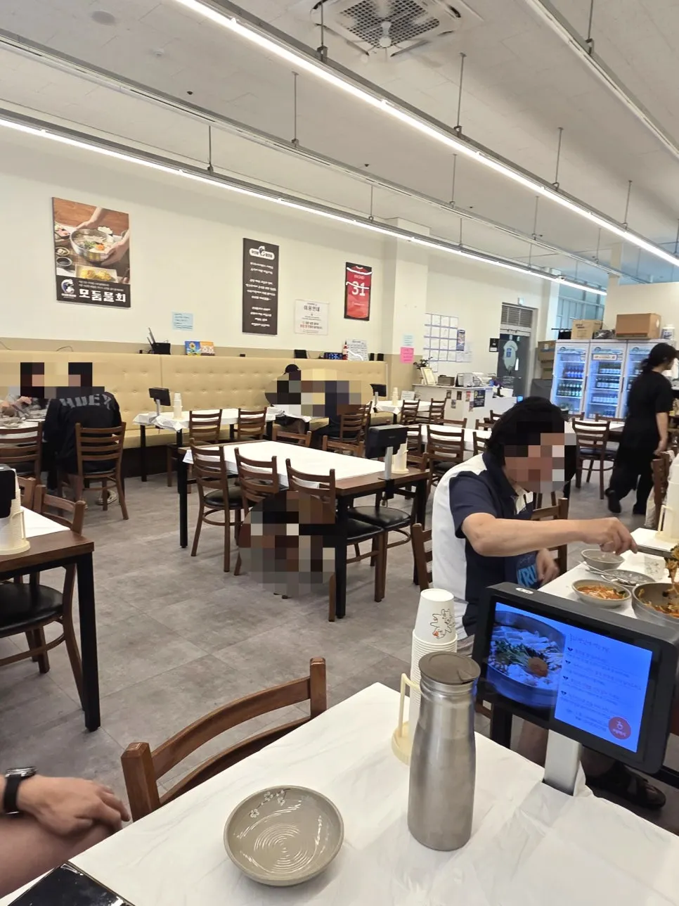 桌距宽敞的店内环境