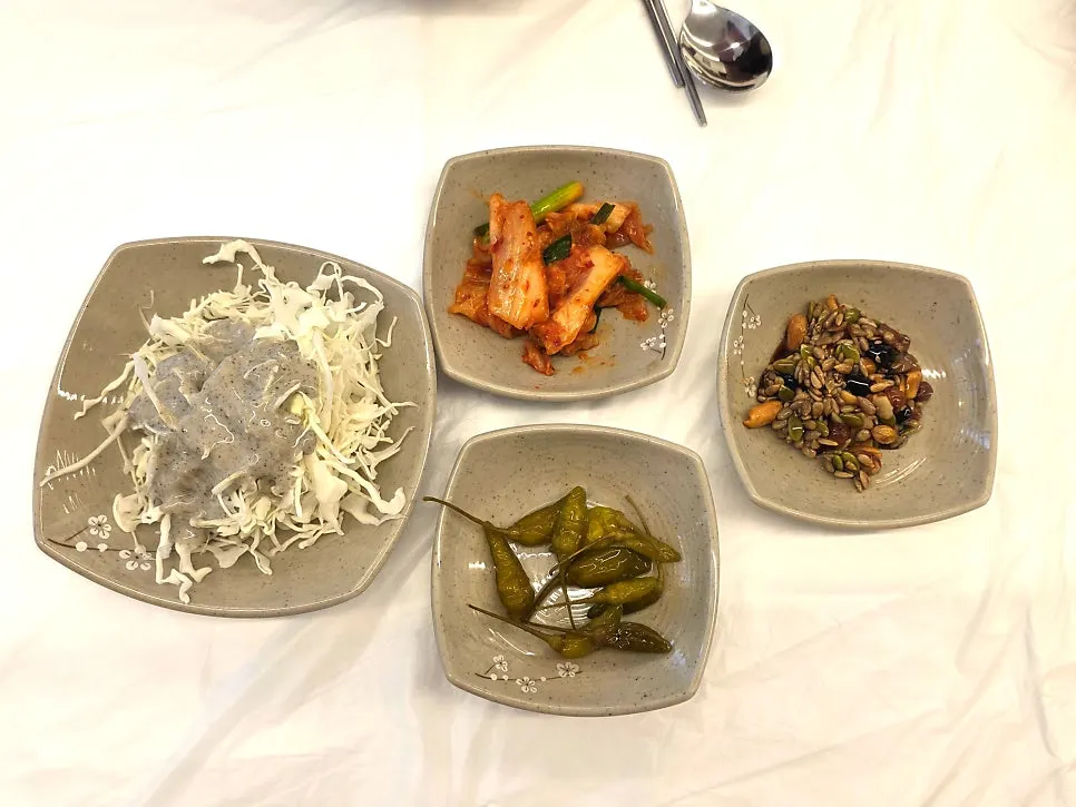 点水拌生鱼片附上的小菜