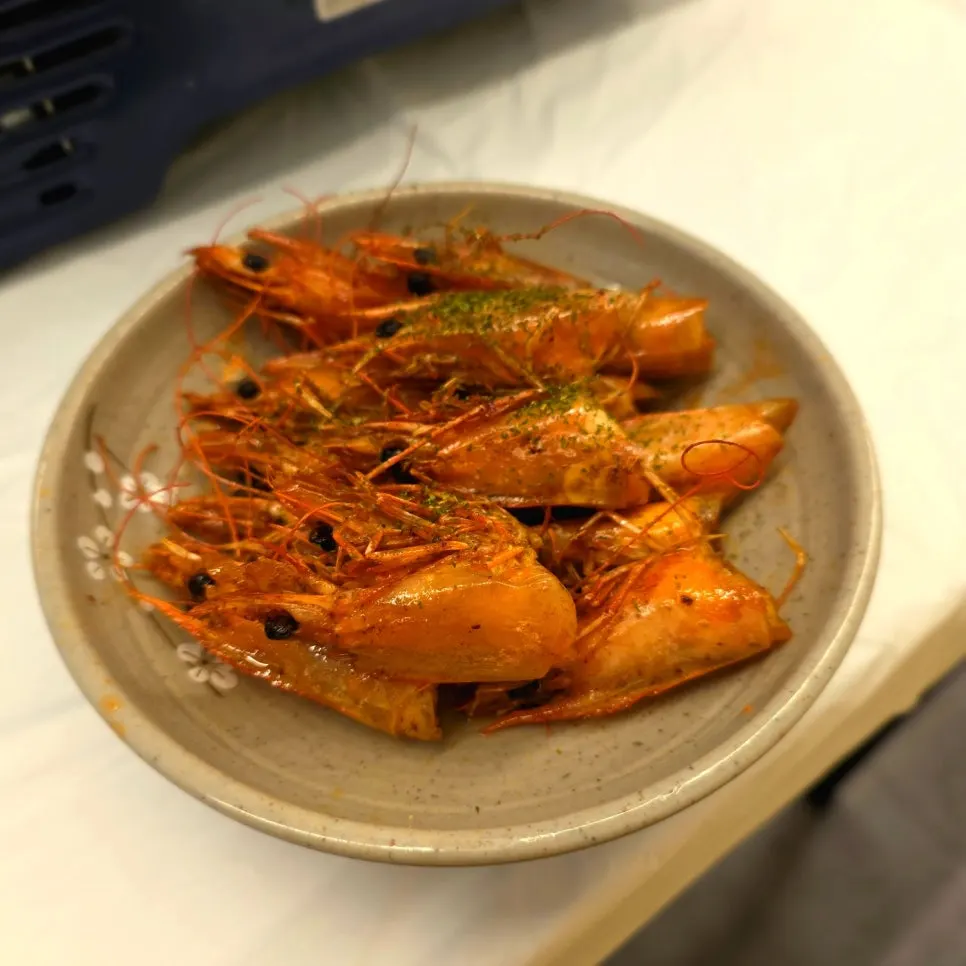 店员炒制的黄油烤虾头
