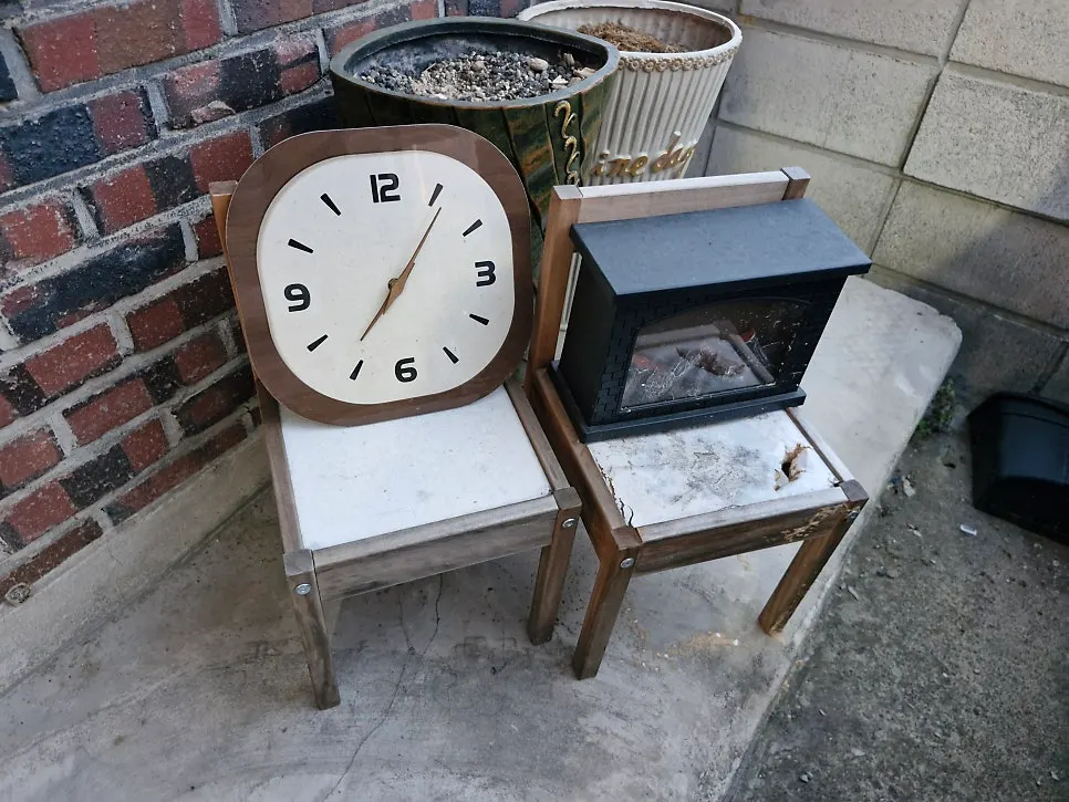 Antique-feeling props by the entrance of Hyeondae Memil