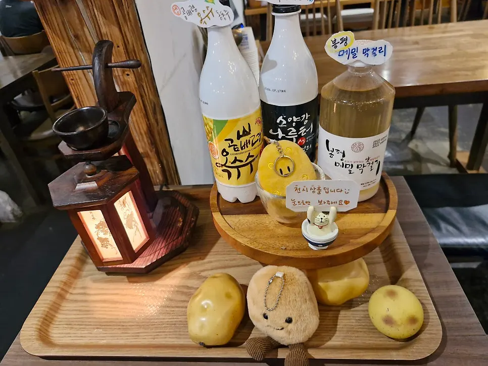Interior of Hyeondae Memil filled with retro props