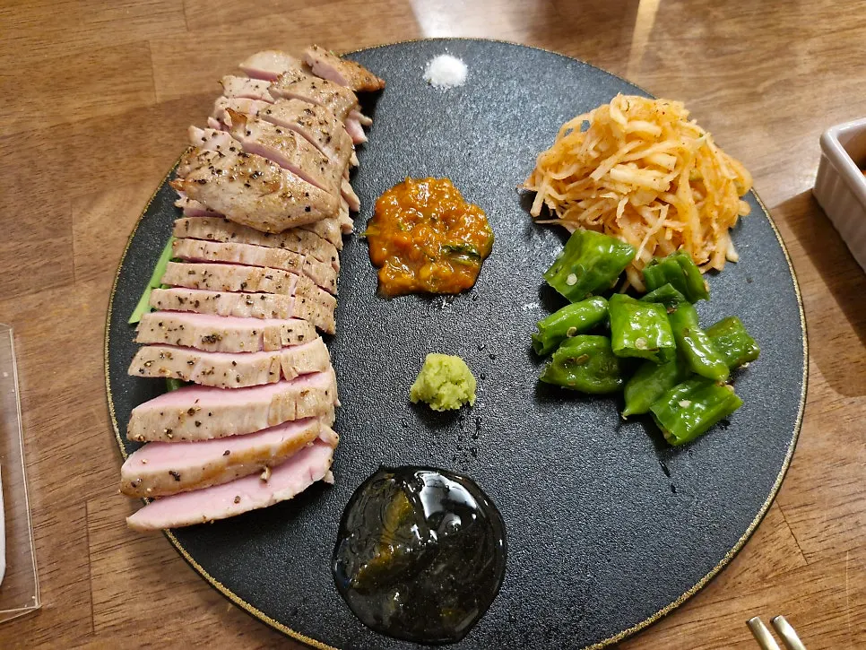 Full plating of sous vide beef tenderloin at Hyeondae Memil