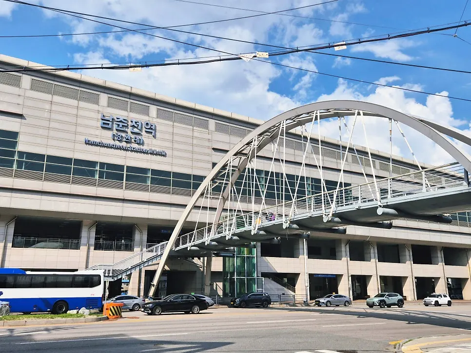 Entrance of Hyeondae Memil in an alley near Namchuncheon Station