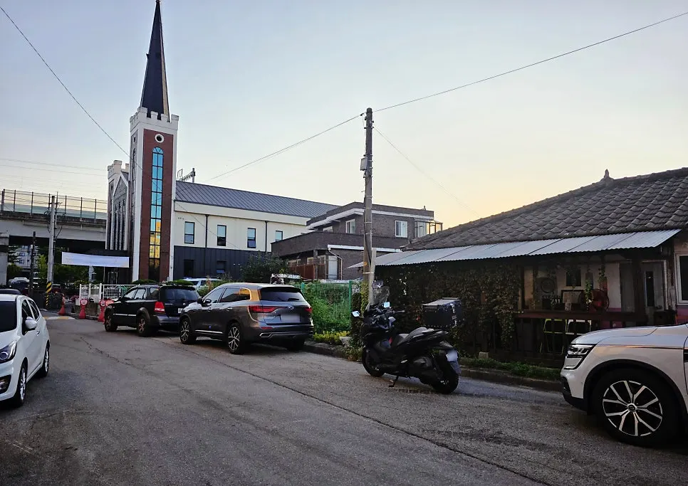 Parking space in front of Hyeondae Memil