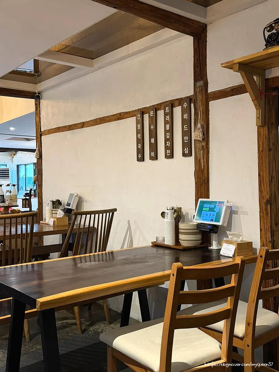 현대메밀 4인석과 2인석 테이블