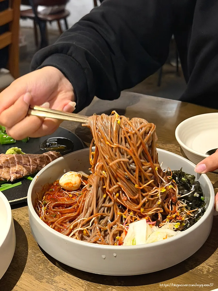 새싹이 올라간 비빔 막국수