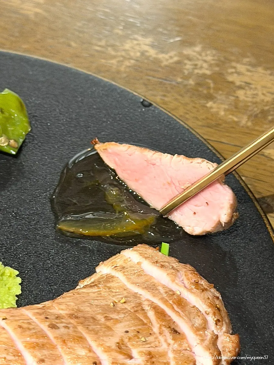 촉촉한 수비드 안심 수육 단면