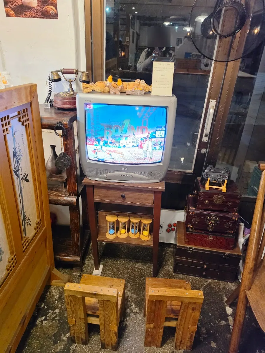 레트로 감성이 섞인 현대메밀 매장 내부
