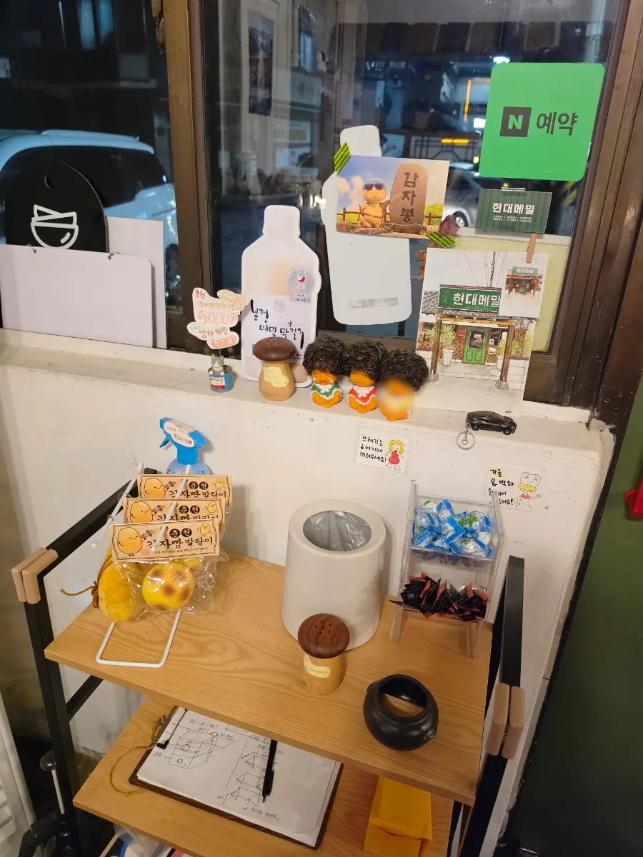 깔끔하게 관리된 현대메밀 매장 한쪽