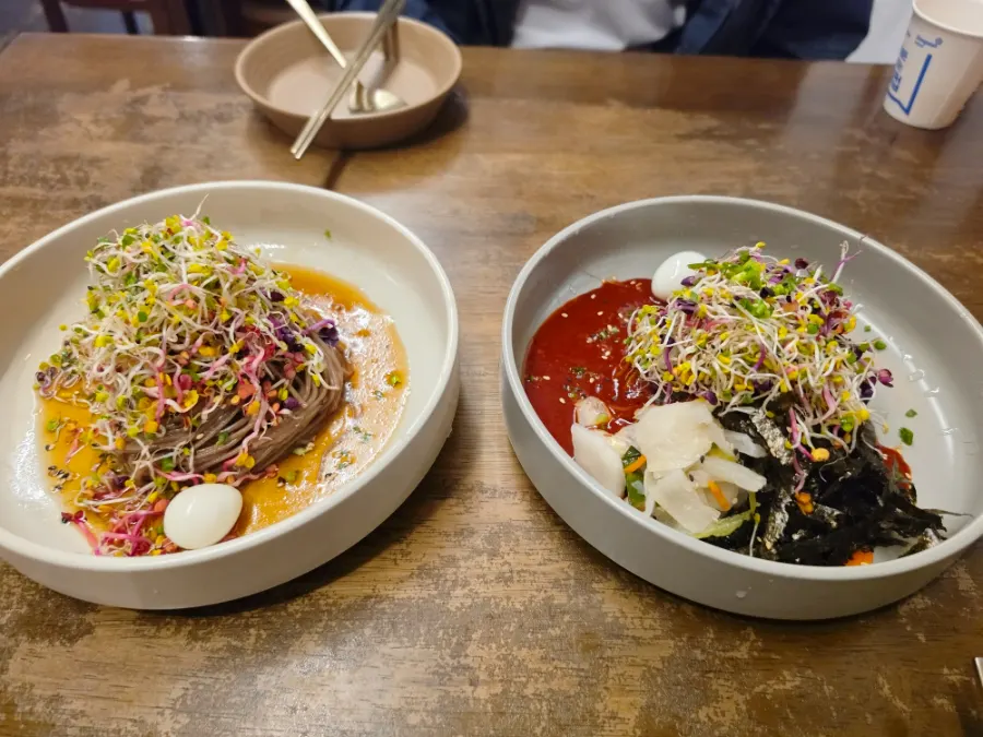 막국수 먹을 때 쓰는 머리끈이 놓인 테이블