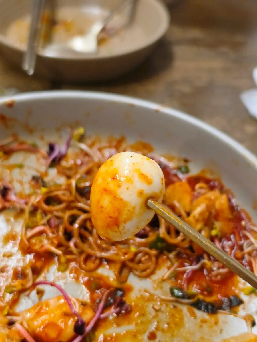 간장막국수와 비빔막국수를 번갈아 먹는 모습