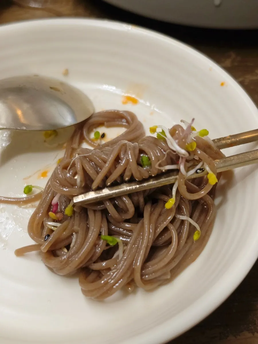 두 가지 막국수를 나눠 먹는 테이블