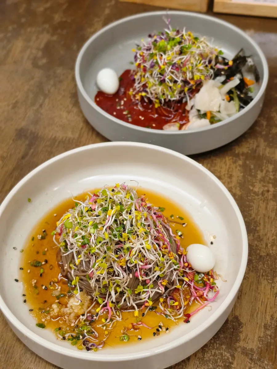 아삭한 김치와 막국수 한 젓가락