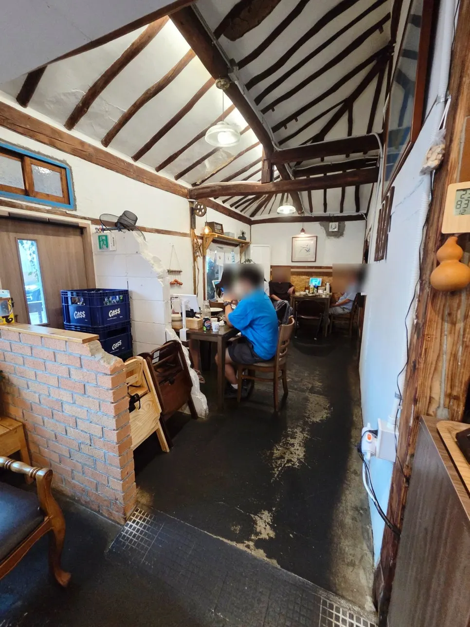 Hyeondae Memil's interior with exposed wooden pillars and beams
