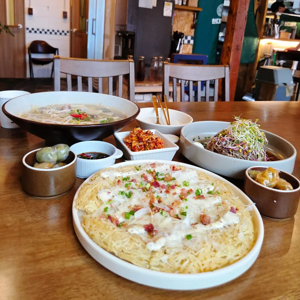 Soy sauce mak guksu table setting at Hyeondae Memil