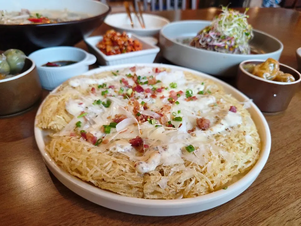 A bowl of Hyeondae Memil's mandu-ongsimi
