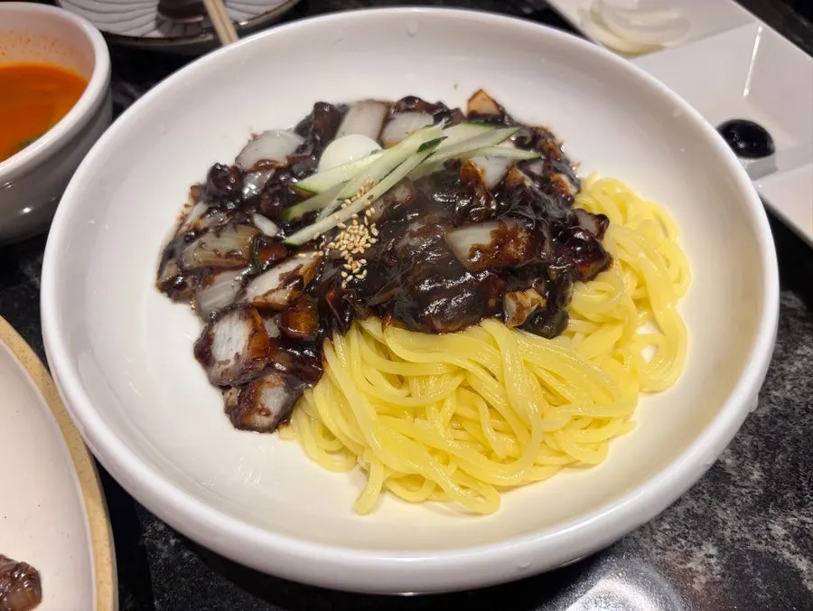 Table with the dishes eaten at Hyeongjeae Guui