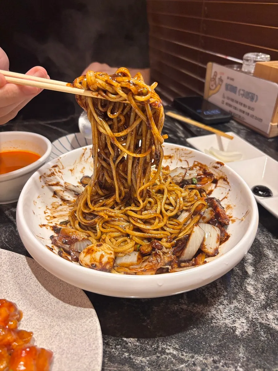 A bowl of ₩9,000 ganjjajang