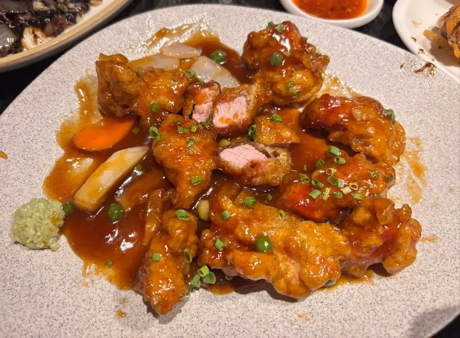 Cutting the Cantonese-style sweet and sour pork with scissors, served with wasabi