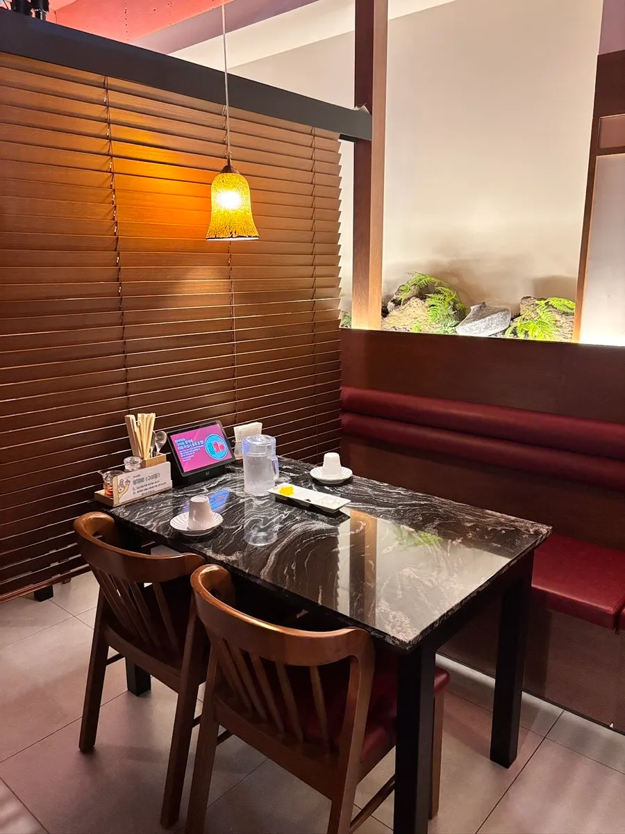 A room at Hyeongjeae Guui set up for group seating