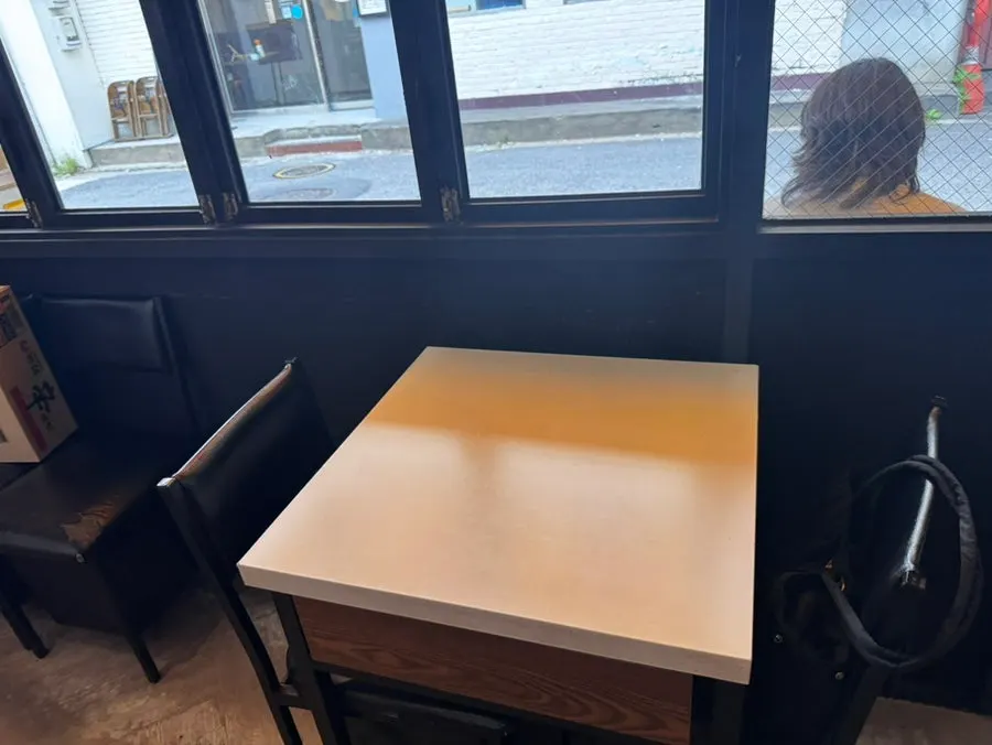 Tidy table setting before ordering