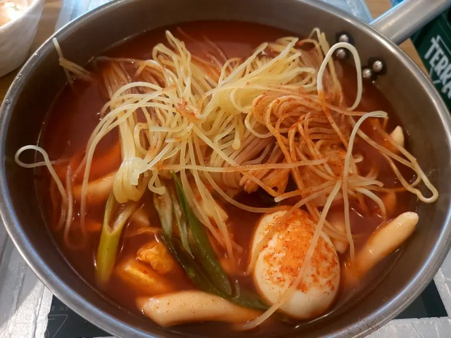 인덕션에 올린 즉석떡볶이 세트 2인 상차림