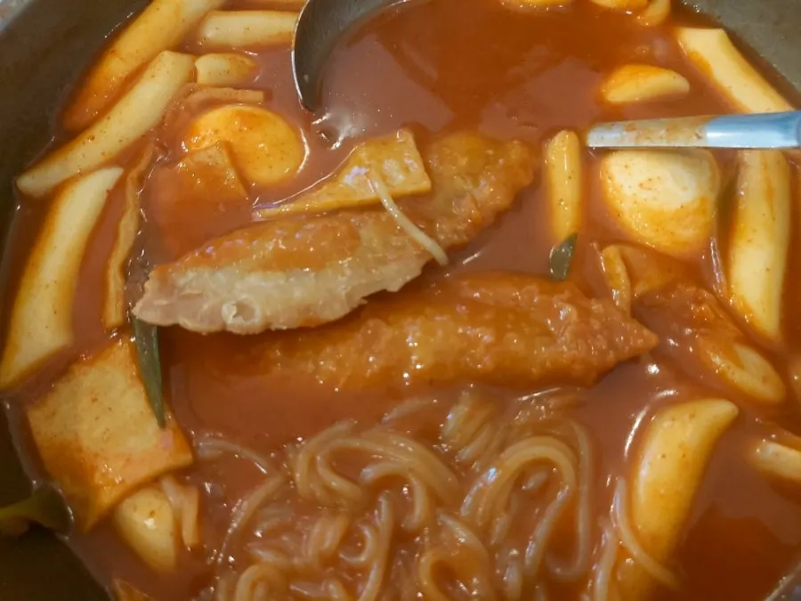 끓고 있는 순한맛 즉석떡볶이 냄비