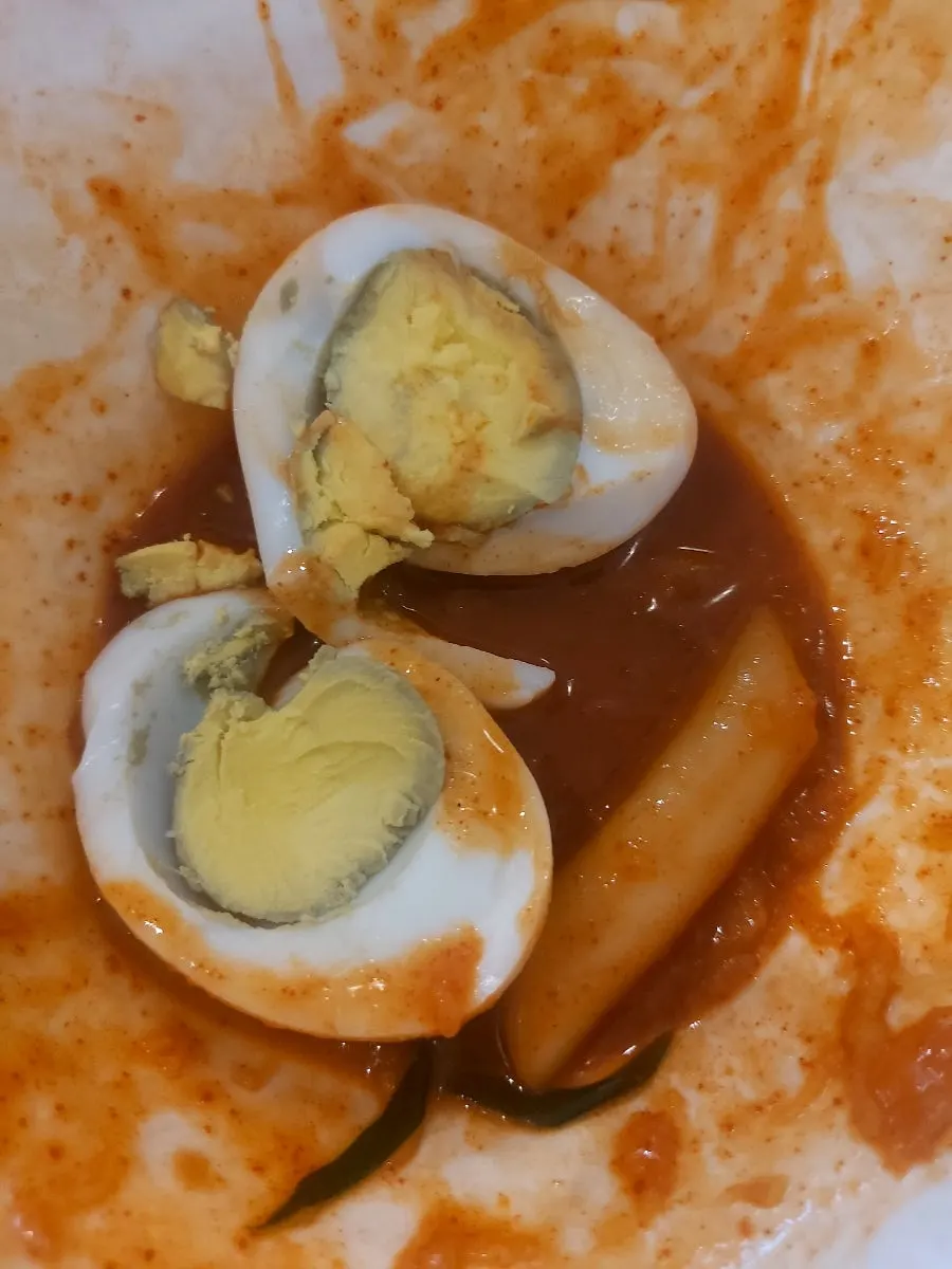 떡볶이 국물에 적신 야끼만두