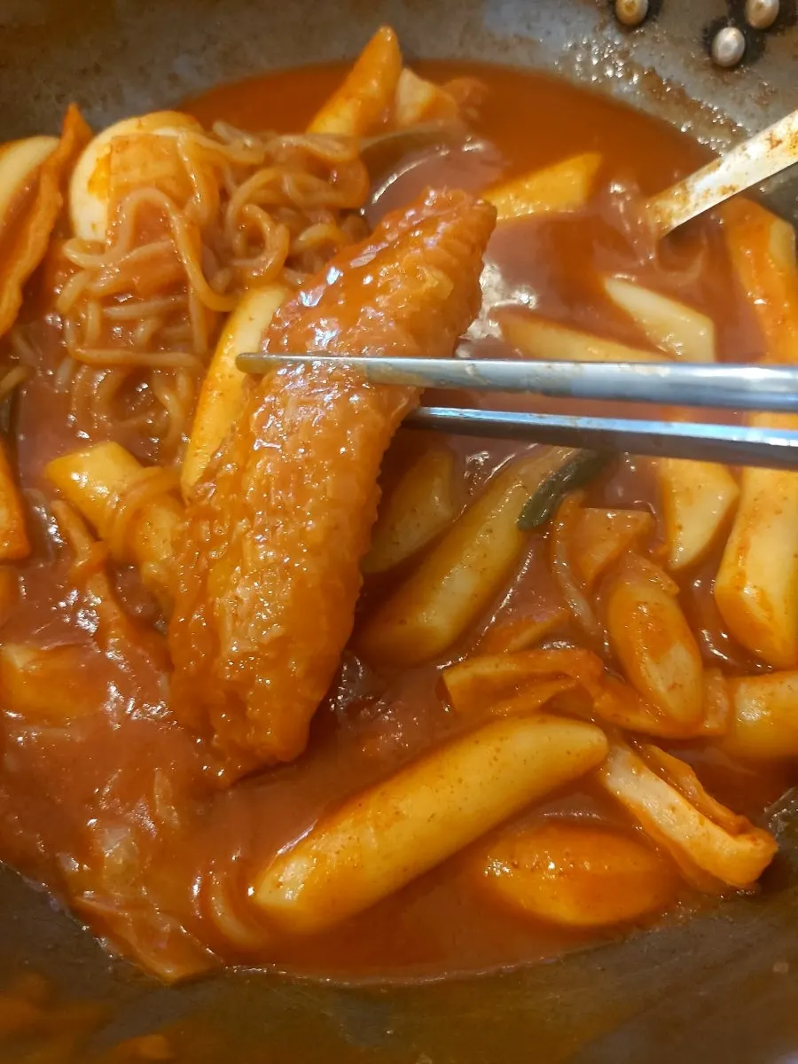 국물을 끼얹은 계란과 떡볶이 앞접시