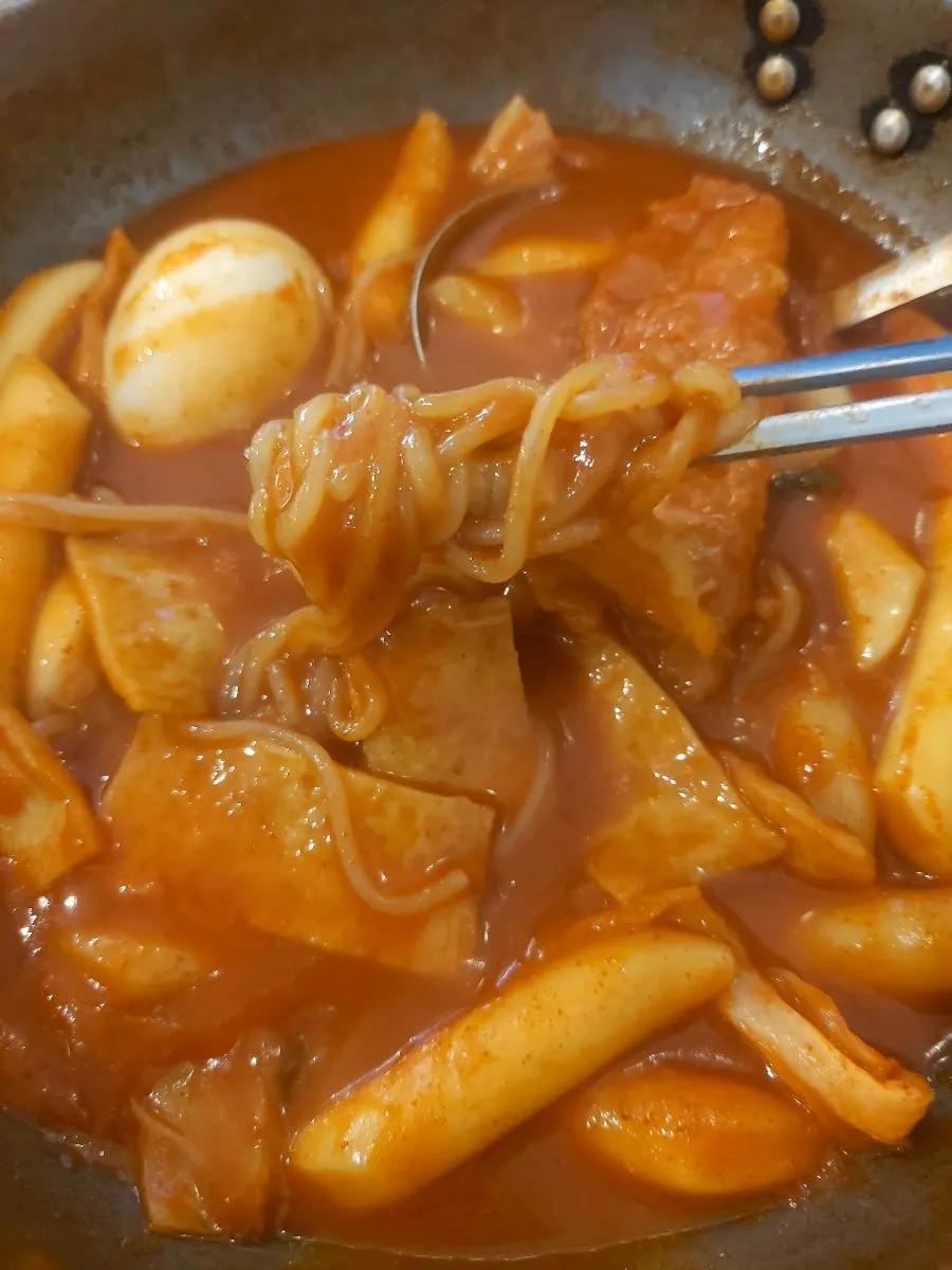 양배추와 어묵, 쫄면이 든 즉석떡볶이
