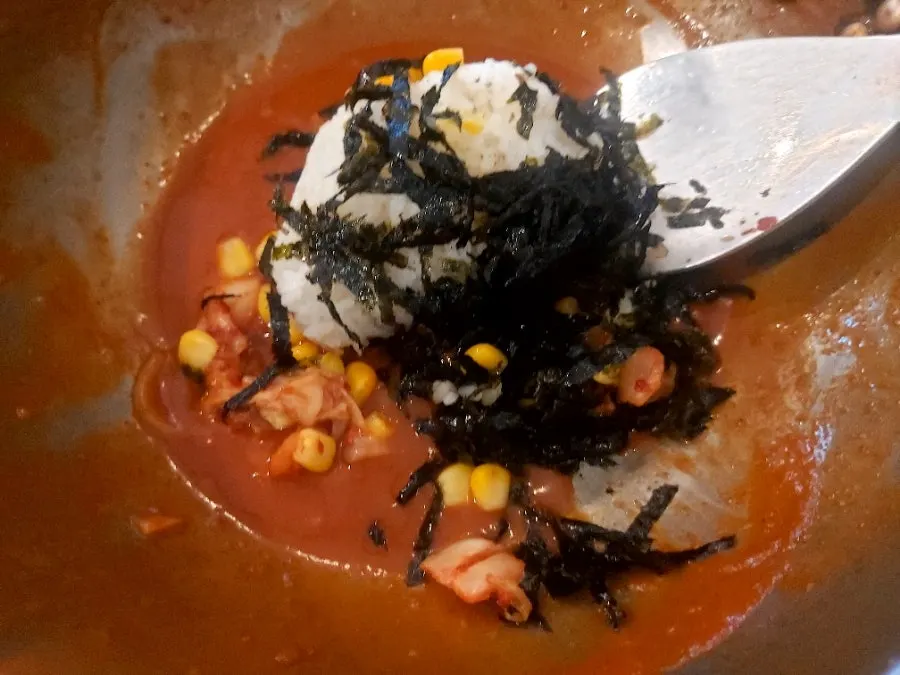 부재료가 푸짐하게 남은 떡볶이 냄비