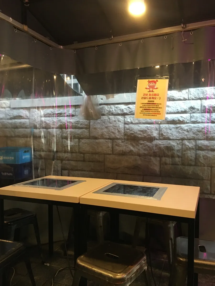 Old-school-feel interior of Hyeonseoni-ne Cheonggye Instant Branch