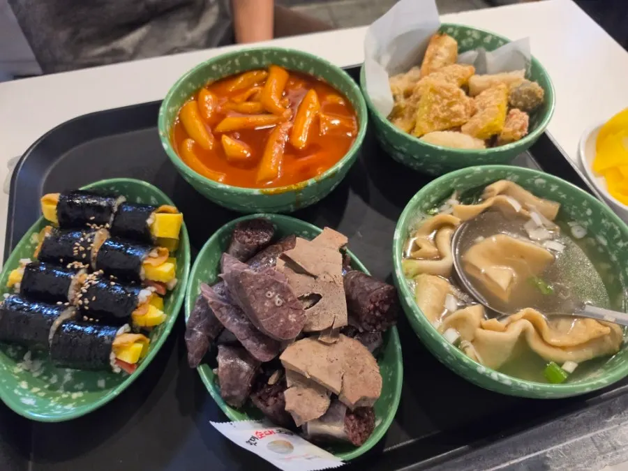 The Hyeonseoni Combo Set laid out in full