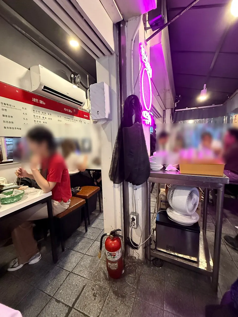 은색 벽과 분홍 조명의 노포 분식집 내부